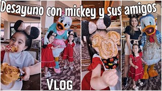 Un desayuno muy especial con Mickey y sus amigos +si van a orlando tienen que ir a este restaurante!