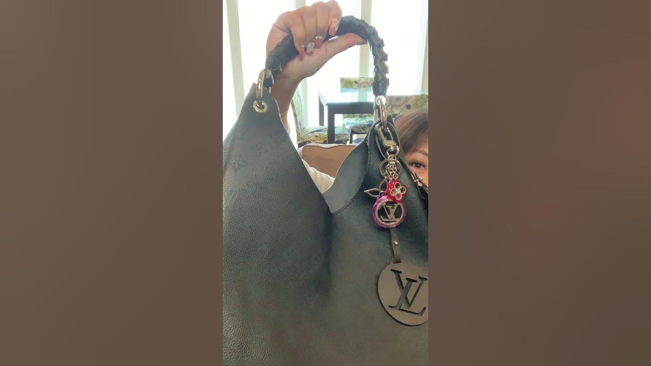 WHAT'S IN MY LOUIS VUITTON CARMEL MAHINA NOIR BAG? 