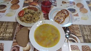 Меню на обед: суп куриный, пшено с тушёнкой и салатом, сырники и компот. Бройлеры, чем кормлю.
