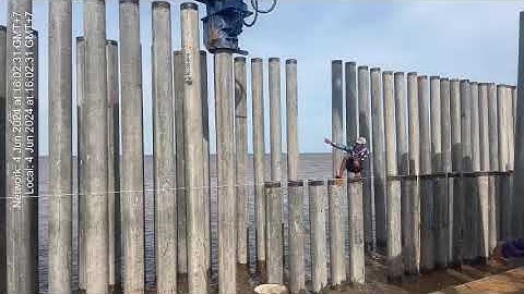 Thi công đóng cọc tròn D300-D400 thi công kè biển bằng búa rung thủy lực gắn xe đào