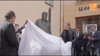 В Петербурге открыли памятник Сергею Довлатову В Петербурге открыли памятник Сергею Довлатову