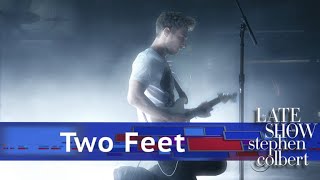 Two Feet Performs 'I Feel Like I'm Drowning' Resimi