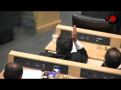 حجب الثقة ومنح الثقة بطريقة ساخرة