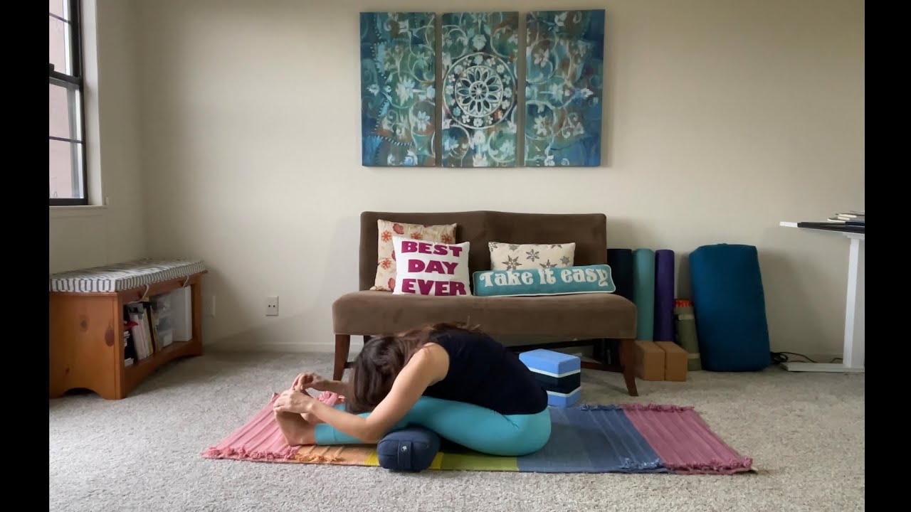 Gentle Yoga Stretch and Chanting - 20 minute yoga class