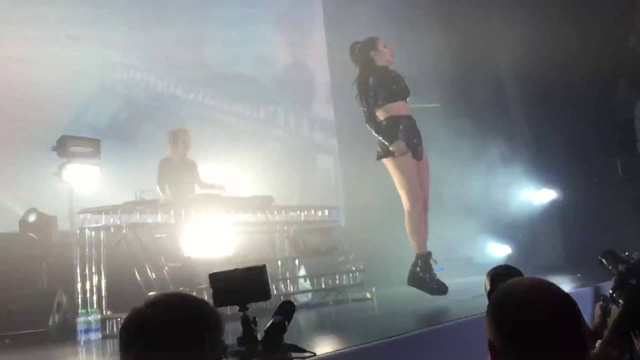 Charli XCX - Intro / Trophy (Live at Izvestiya Hall, Moscow, Russia 01.04.2016)