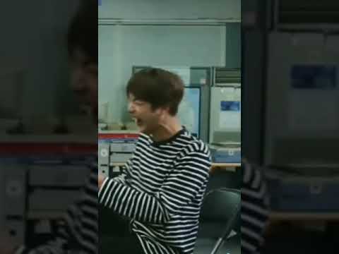 Kim Seok Jin 1 dakika 24 saniye boyunca gülüyor