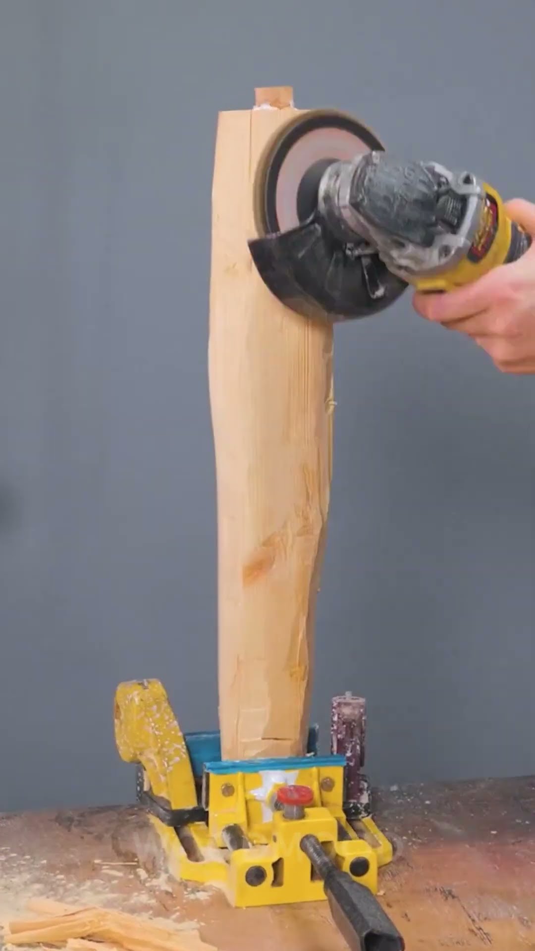 Woman Turns Her FOOT into a HAMMER! ? DIY stylt