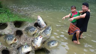 Primiitve Life Find Catch Fish - LIVING OFF GRID - Fishing big fish in mud pit