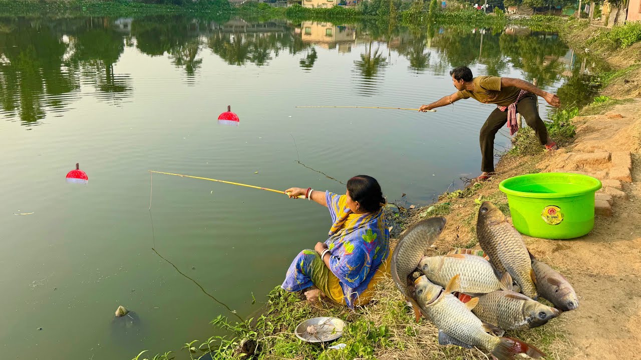 Fishing Video || Grandpa and grandma are fishing together with hooks in the village's large pond