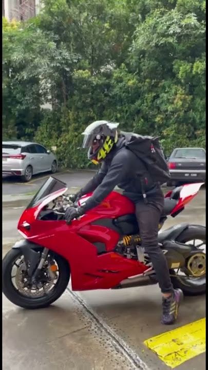 Ducati Panigale V2 with akrapovič full system