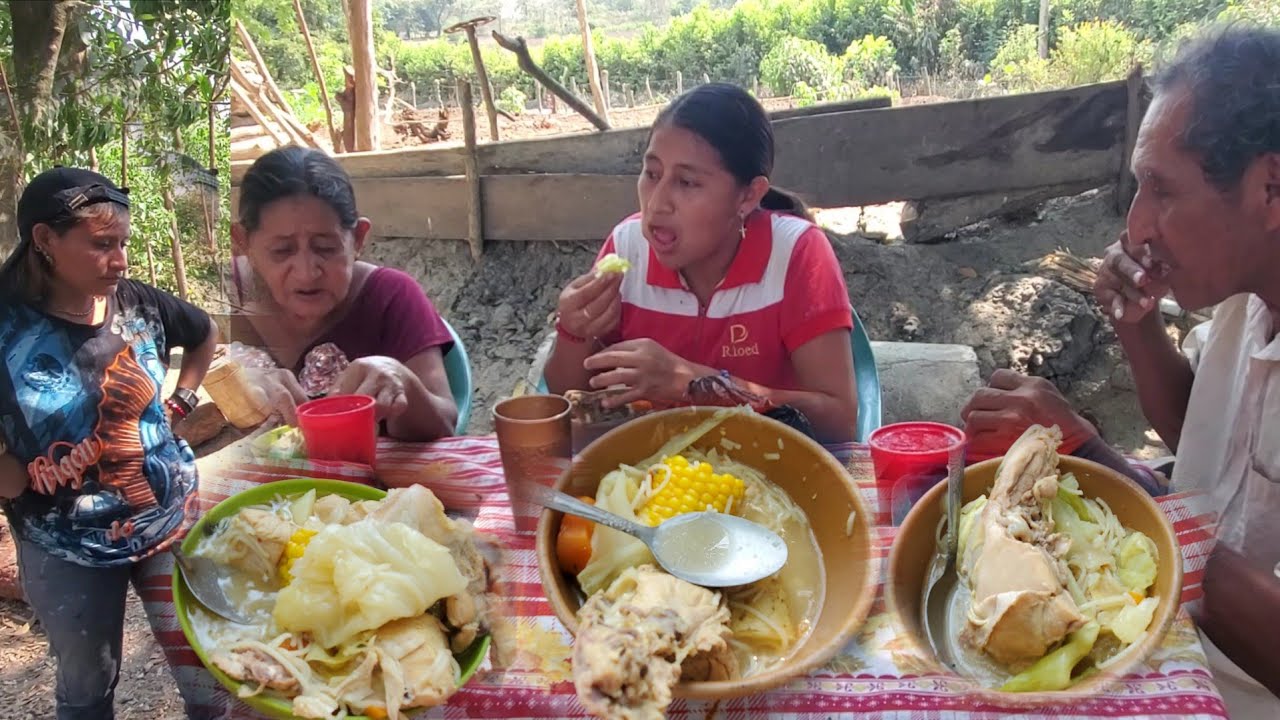 Esto es LA comida favorita de mi papa y Reveca caldo de pollo 🐔🍗😦