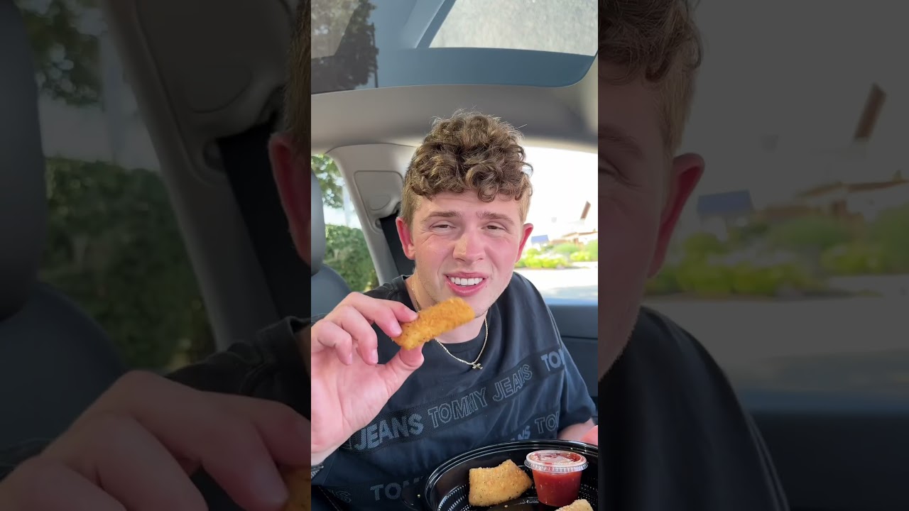 ⁣Eating Olive Garden mozzarella sticks and doing a cheese pull test!