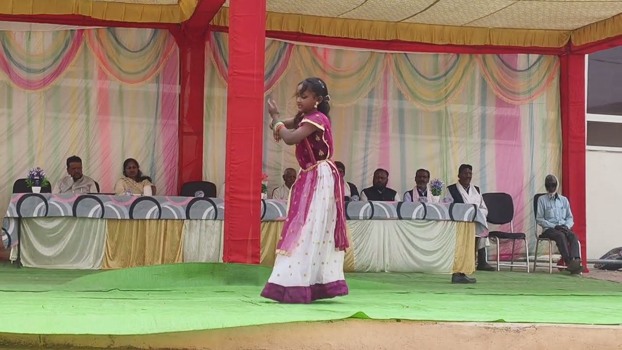 धरती सुनहरी अम्बर नीला