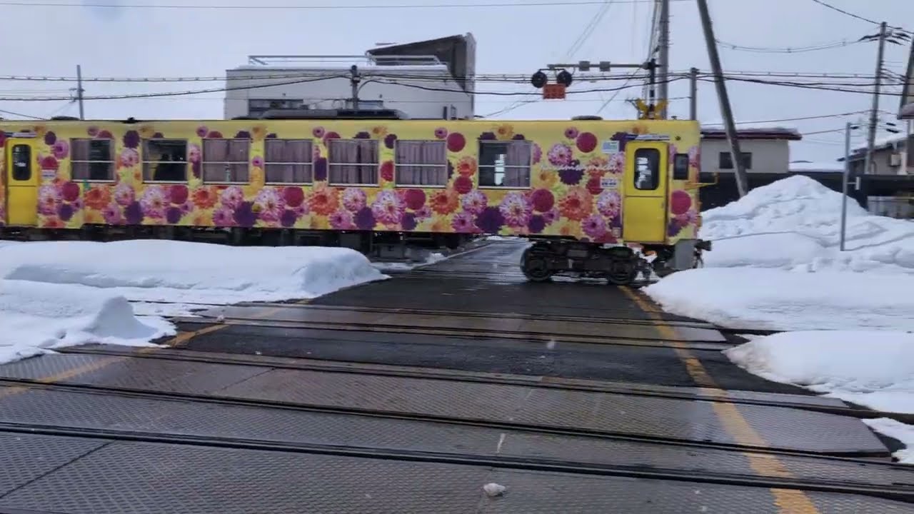 山形新幹線とフラワー長井線 赤湯駅近くの踏切りで撮影
