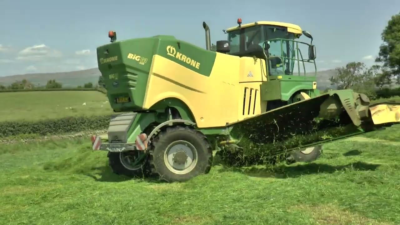 Krone Big M 450 Mowing, The all New Claas 1500T Volto Grass Spreader