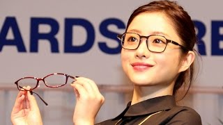 石原さとみ「もっとメガネが似合う女性に」　「第27回日本メガネベストドレッサー賞」
