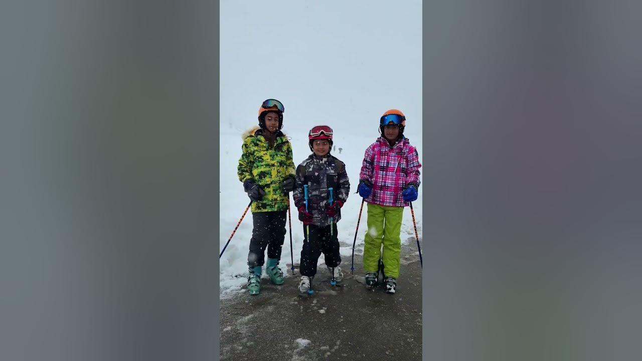 Musavir with friends enjoy snowfall in Gulmarg #song #bollywood #coversong Musavir with friends enjoy snowfall in Gulmarg #song #bollywood #coversong