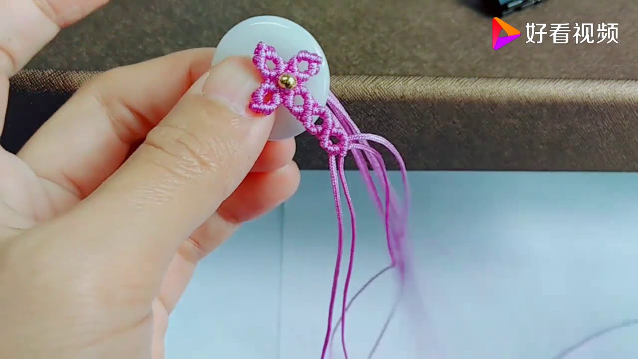 玉器平安扣上编幸运四叶草，寓意幸运平安，戴出自己独特风格 好看视频