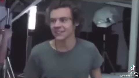 Harry be like HE’S MINE 💙💚 #larrystylinson#louistomlinson#harrystyles#onedirection#jamescorden