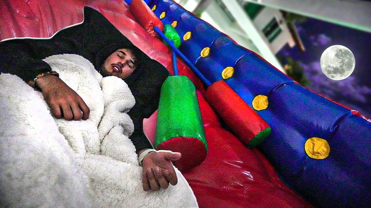 FUI DESAFIADO - DORMIR NO BRINQUEDO INFLÁVEL !! *acordei no chão*