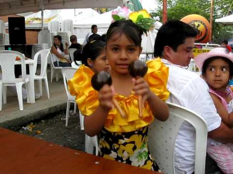 YADIRA PINEDA TOCANDO LAS MARACAS