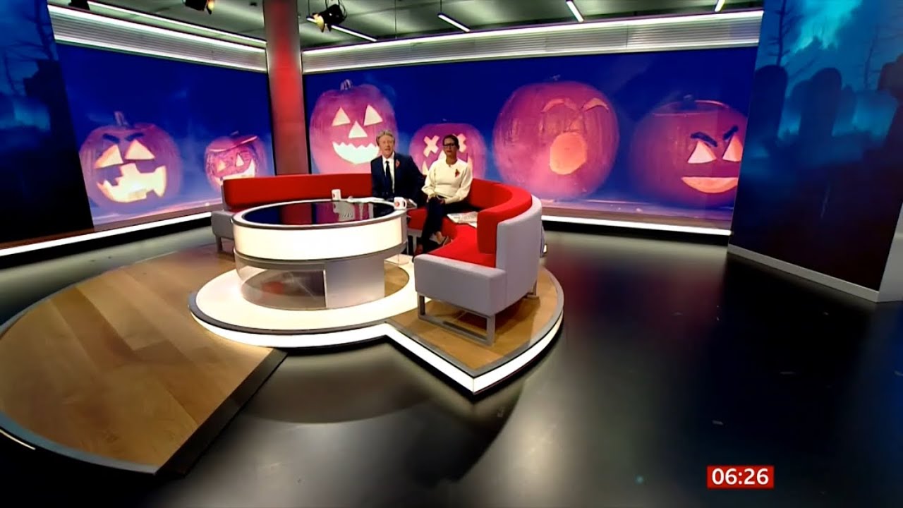 Завтрак BBC: Толпы жутких посетителей стекаются в Лондондерри на празднование Хэллоуина