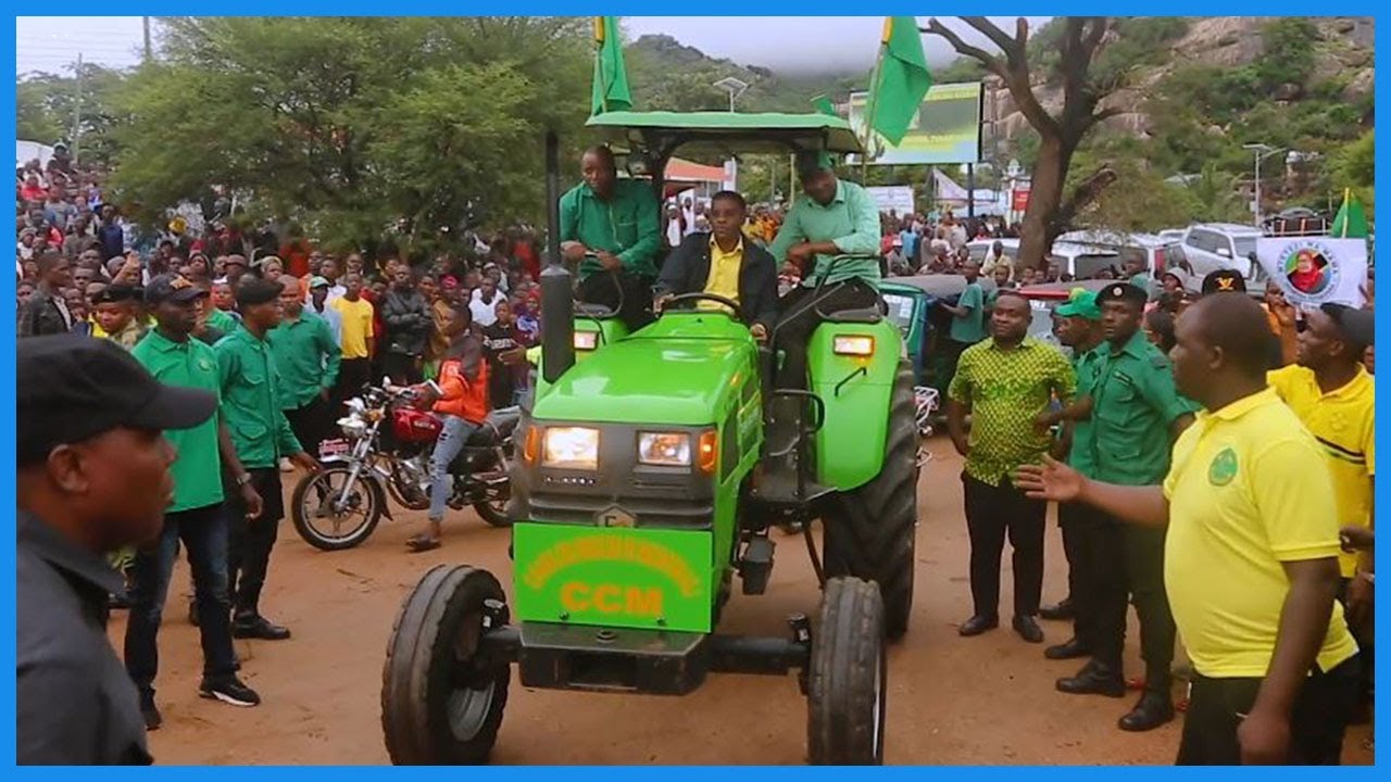 MAKONDA AENDESHA TREKTA AKIINGIA BUNDA MJINI KUZUNGUMZA NA WANANCHI