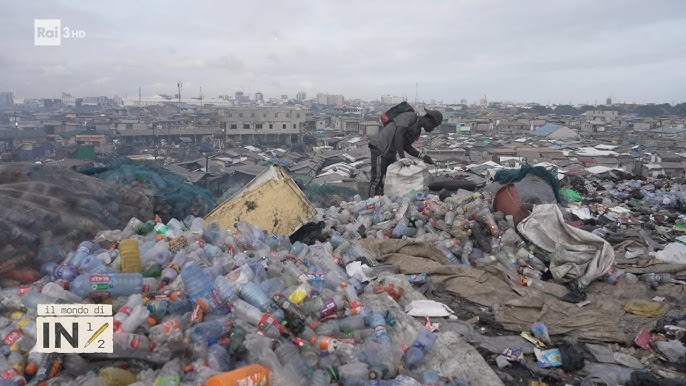 Rifiuti, vestiti vecchi, vestiti vecchi contenitori, vestiti vecchi  raccolta, vivaio, Berlino, contenitore, Germania, fango, angolo di fango,  vestiti raccogliere Foto stock - Alamy