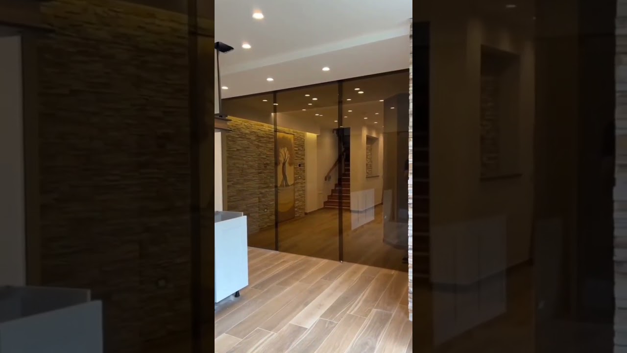 Bring Scandinavian charm into your living room by using scandinave furniture and a light color