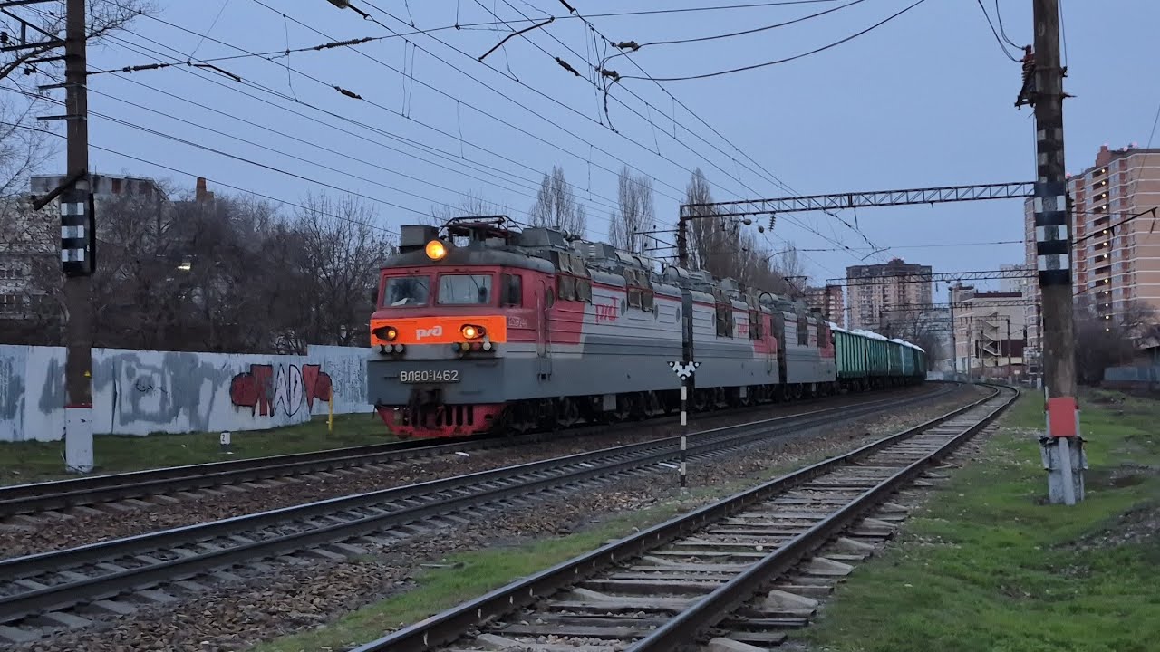 С Новым Годом!» Электровоз ВЛ80с-1462/1149А с грузовым поездом 
