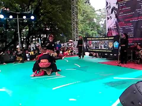 Kolaborasi jaipong dan silat
