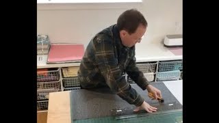 картинка: Резка длинных полос ткани по направлению волокон