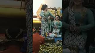 Seni: Seni Wayang Kulit; Goro-Goro;.... Unjuk kebolehan menari,.... Dalang Ki Pitoyo