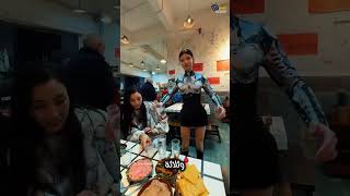 في الصين... فتاة روبوت تقدم الطعام!🤖🤯
