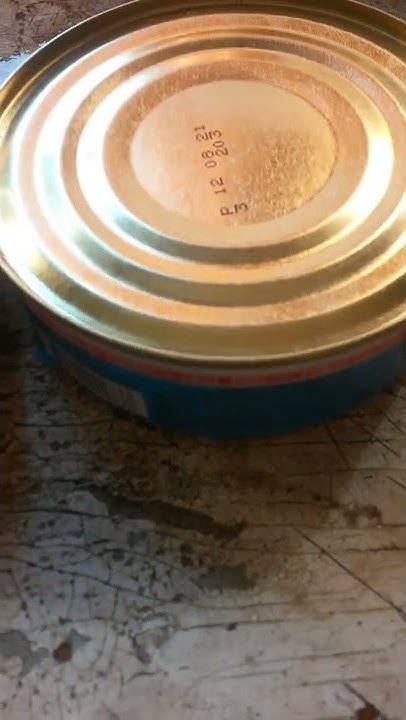 Большая картофелина и чтобы был ясен её размер консервная банка Кильки ...