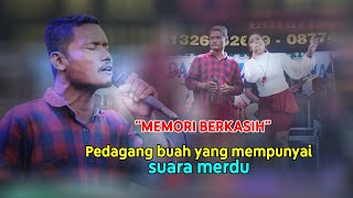 Jangan lihat penampilannya .. tapi dengarkan suaranya # MEMORI BERKASIH - ACHA KUMALA DUET
