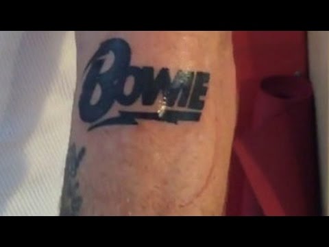 ტატუ დევიდ ბოუის საპატივცემულოდ; 70-იანების ყველაზე მოდური წყვილი