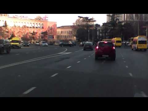 წითელზე გავლილი ტოიოტა და ხალხი უადგილო ადგილას