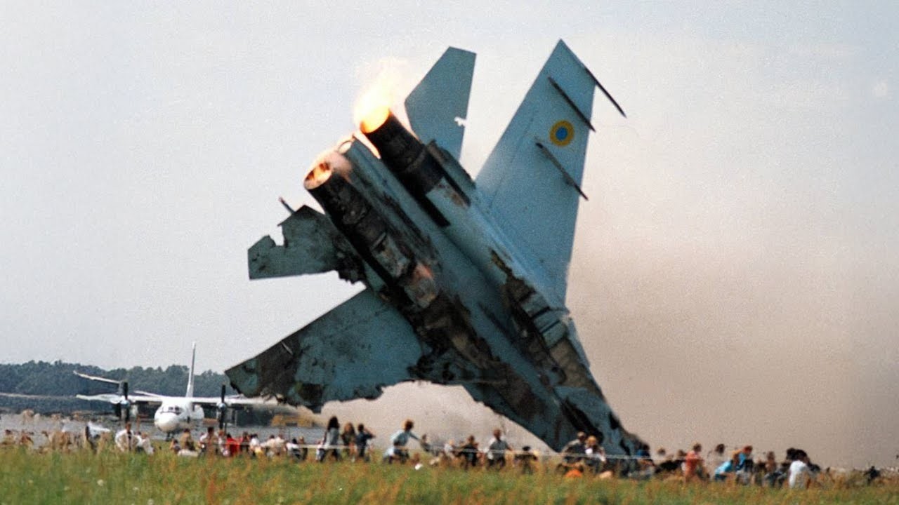60 Shocking Plane Crashes and Mistakes Caught on Camera - YouTube