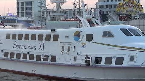 Chuyến tàu cao tốc SuperDong XI đưa khách về đất liền buổi hoàng hôn chiều xuống