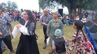 Presentación del grupo folclórico Huenteche de Achao en la fiesta de la chochoca 2023 Huyal alto.