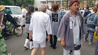 Любопытные туристы преследуют религиозную процессию в  Японии