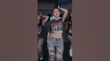 Thumbnail of VVS 븨븨에스 'Purrfect' Dance Practice (Moving Cam Ver.)