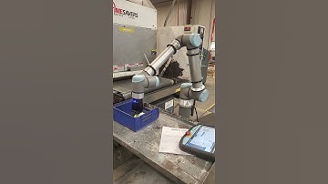 UR Cobot feeds Timesavers Belt Sander