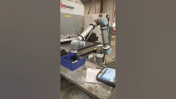UR Cobot feeds Timesavers Belt Sander
