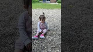تالا الطفلة الصغيرة في الحديقة تلعب بلرمل