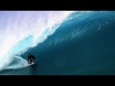 Video: Il Surfista Professionista Kelly Slater Salva La Donna E Il Bambino Da Un'ondata Massiccia Alle Hawaii - Matador Network