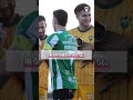 犬とサッカー選手による珍しい入場