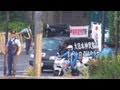 街宣車 バリケード 突破　始末書だよ、始末書...