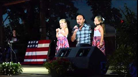 Lee Greenwood and the Hand twins "God bless the USA"